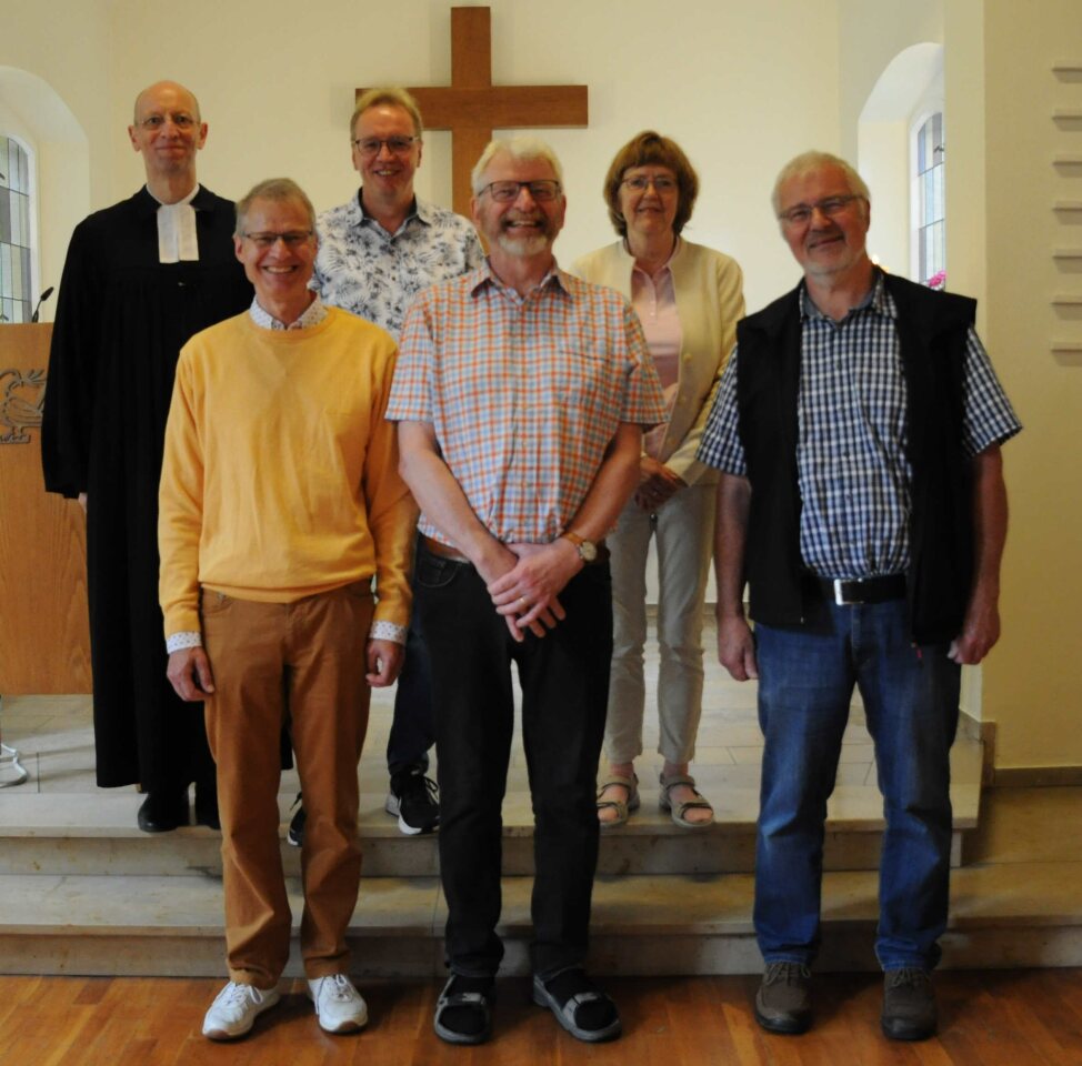 Alter und neuer Vorstand des Förder- und Bauvereins der Friedens-Kirchengemeinde: (v.l.) Pfr. Karsten Dittmann, Uwe Heer, Jürgen Olthues, Claus Hoyer, Elvira Eissing, Peter Holtrup.